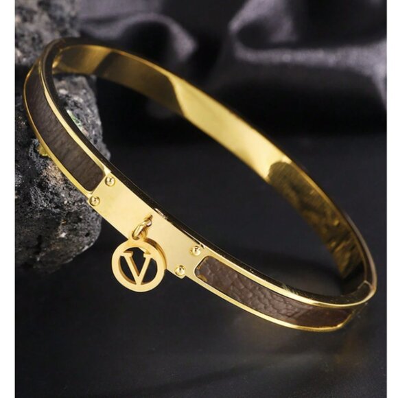 18K Gold Filled Bangle Bracelet Inlay with “V” Charm - Picture 3 of 4